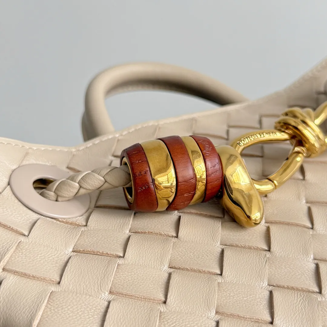 The new Andiamo batch of 3060 BV is shipped‼ ️The classic intercciato weaving process is used to create a soft bag, the metal knot is made of micro-cast aluminum using jewelry technology🪢, and the decorative beads are made of metal and hand-polished oak, allowing you to jump repeatedly between elegance and fun💃, making it unpredictable. Classic and versatile, it shows off your temperament, and the bag has a large capacity, making it very convenient for daily commuting! It has a variety of carrying methods, the shoulder straps can be adjusted by yourself, the original lambskin feels soft and delicate, and the unisex style breaks gender boundaries and brings a more practical and long-lasting use experience. The Andiamo, which has both elegant and casual styles, perfectly interprets the "fashionable old money style". Style number: 743568+wood hardware Color: light brown Size: 25*22*10.5cm
